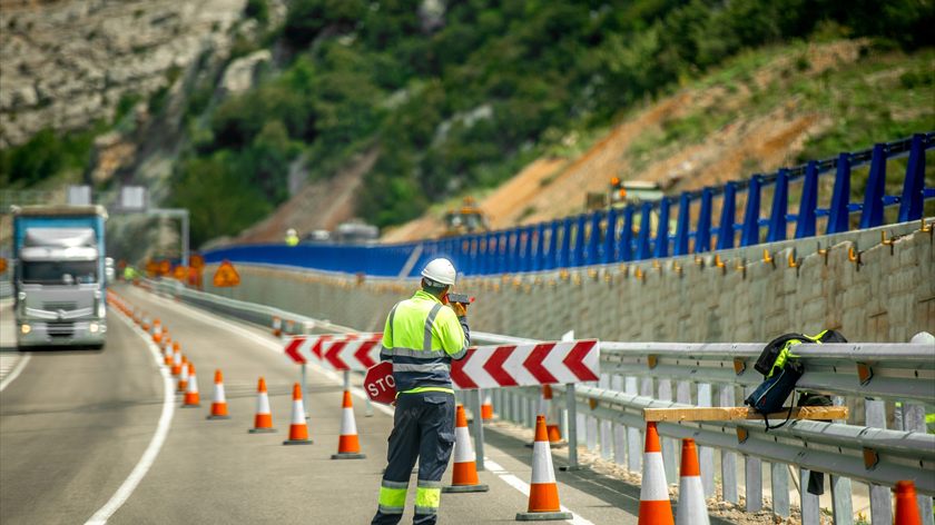 Straßenbaustelle mit Verkehrsführung